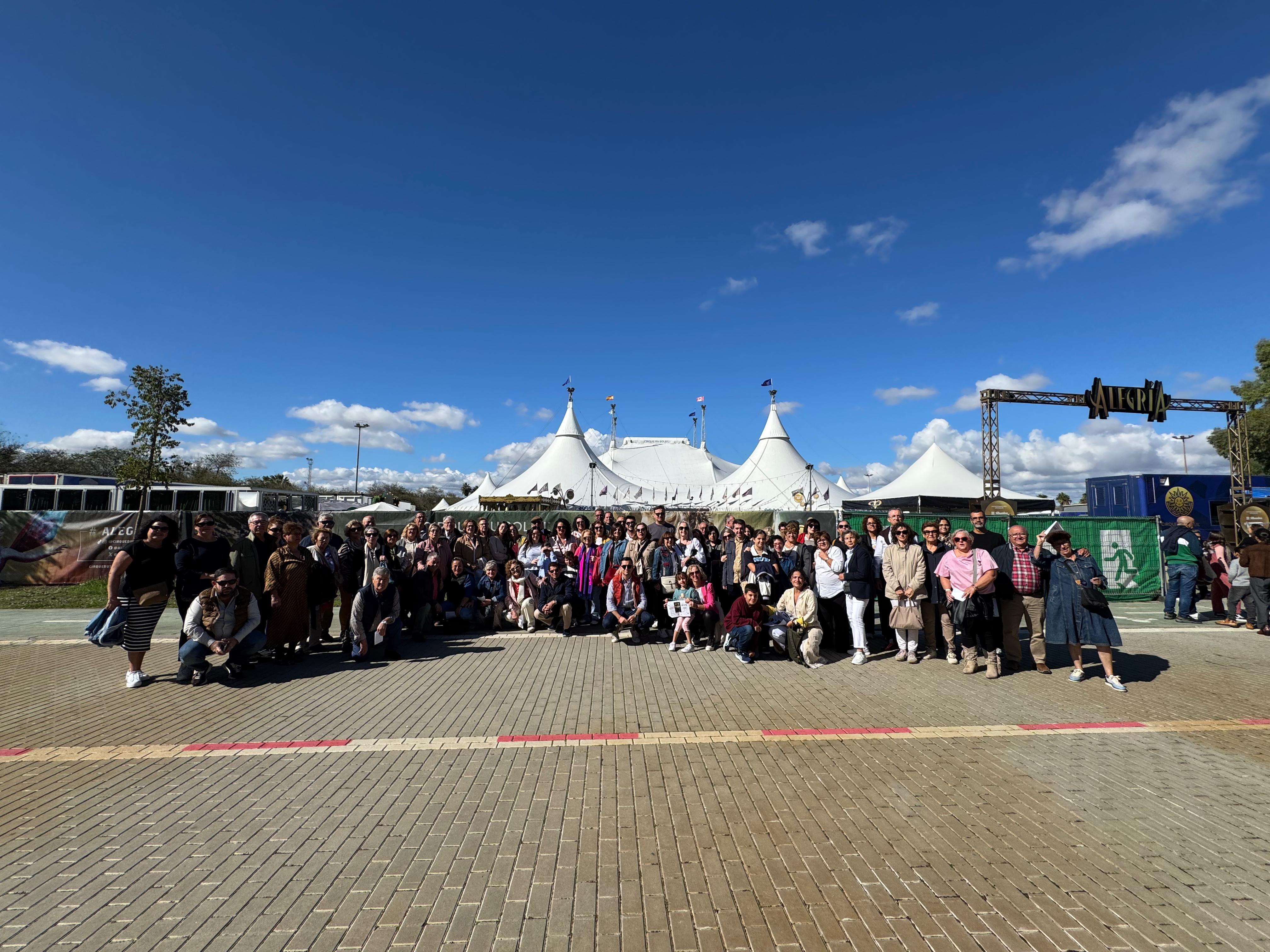 This weekend a group of 92 Mojácar residents had an unforgettable experience in Seville, where they were able to enjoy the prestigious Cirque du Soleil’s show “Alegría”.